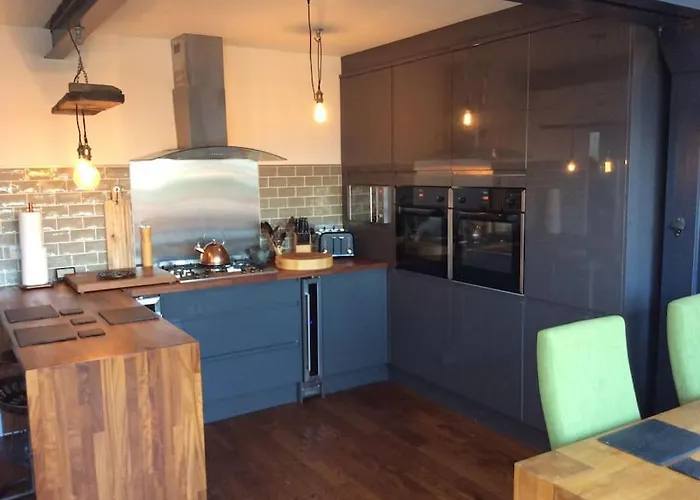 Lovely Semi-Beach 2X Pubs -5 Min Walk-Pets Welcome-Parking-Garden