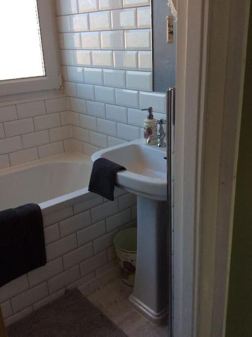 Holiday home Lovely Semi-beach 2x Pubs -5 Min Walk-pets Welcome-parking-garden Scalby (North Yorkshire)