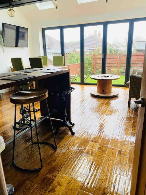 Holiday home Lovely Semi-beach 2x Pubs -5 Min Walk-pets Welcome-parking-garden