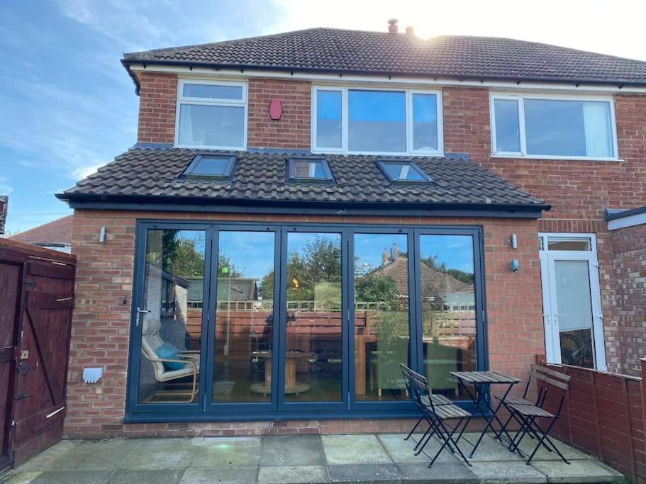 Holiday home Lovely Semi-beach 2x Pubs -5 Min Walk-pets Welcome-parking-garden Scalby (North Yorkshire)