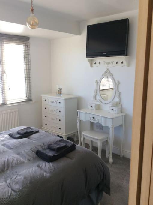 Lovely Semi-beach 2x Pubs -5 Min Walk-pets Welcome-parking-garden Holiday home Scalby (North Yorkshire)