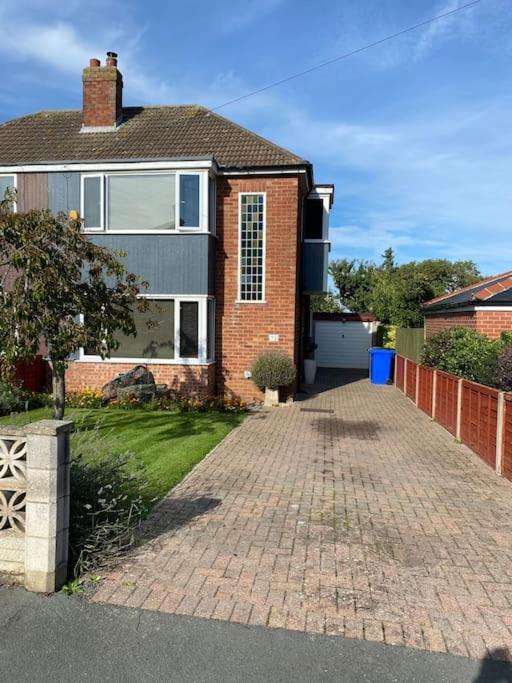 Lovely Semi-beach 2x Pubs -5 Min Walk-pets Welcome-parking-garden * Scalby (North Yorkshire)